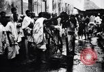 Image hommes indiens offrandes au temple de préparation Calcutta Inde, 1953, de la seconde 20 séquences d'archives historiques vidéo 65675028602