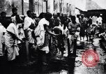 Image hommes indiens offrandes au temple de préparation Calcutta Inde, 1953, de la seconde 21 séquences d'archives historiques vidéo 65675028602