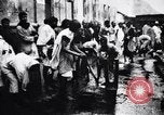 Image hommes indiens offrandes au temple de préparation Calcutta Inde, 1953, de la seconde 22 séquences d'archives historiques vidéo 65675028602