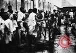 Image hommes indiens offrandes au temple de préparation Calcutta Inde, 1953, de la seconde 23 séquences d'archives historiques vidéo 65675028602