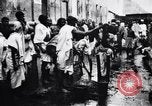 Image hommes indiens offrandes au temple de préparation Calcutta Inde, 1953, de la seconde 24 séquences d'archives historiques vidéo 65675028602