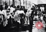 Image hommes indiens offrandes au temple de préparation Calcutta Inde, 1953, de la seconde 27 séquences d'archives historiques vidéo 65675028602