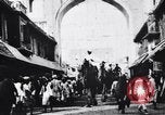 Standbild Kamele Ochsenkarren und ein Elefant bewegen in einer Straße Indien, 1953, aus Sekunde 5 historischem Filmmaterial Videoclip 65675028604