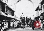 Standbild Kamele Ochsenkarren und ein Elefant bewegen in einer Straße Indien, 1953, aus Sekunde 6 historischem Filmmaterial Videoclip 65675028604
