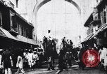 Standbild Kamele Ochsenkarren und ein Elefant bewegen in einer Straße Indien, 1953, aus Sekunde 7 historischem Filmmaterial Videoclip 65675028604
