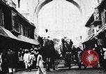 Standbild Kamele Ochsenkarren und ein Elefant bewegen in einer Straße Indien, 1953, aus Sekunde 8 historischem Filmmaterial Videoclip 65675028604
