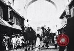Standbild Kamele Ochsenkarren und ein Elefant bewegen in einer Straße Indien, 1953, aus Sekunde 9 historischem Filmmaterial Videoclip 65675028604