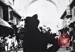 Standbild Kamele Ochsenkarren und ein Elefant bewegen in einer Straße Indien, 1953, aus Sekunde 10 historischem Filmmaterial Videoclip 65675028604