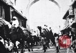 Standbild Kamele Ochsenkarren und ein Elefant bewegen in einer Straße Indien, 1953, aus Sekunde 11 historischem Filmmaterial Videoclip 65675028604