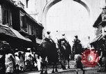 Standbild Kamele Ochsenkarren und ein Elefant bewegen in einer Straße Indien, 1953, aus Sekunde 15 historischem Filmmaterial Videoclip 65675028604