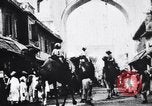 Standbild Kamele Ochsenkarren und ein Elefant bewegen in einer Straße Indien, 1953, aus Sekunde 16 historischem Filmmaterial Videoclip 65675028604
