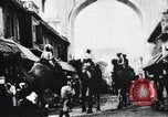 Standbild Kamele Ochsenkarren und ein Elefant bewegen in einer Straße Indien, 1953, aus Sekunde 17 historischem Filmmaterial Videoclip 65675028604