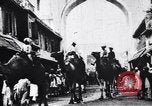 Standbild Kamele Ochsenkarren und ein Elefant bewegen in einer Straße Indien, 1953, aus Sekunde 18 historischem Filmmaterial Videoclip 65675028604