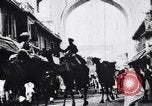 Standbild Kamele Ochsenkarren und ein Elefant bewegen in einer Straße Indien, 1953, aus Sekunde 25 historischem Filmmaterial Videoclip 65675028604
