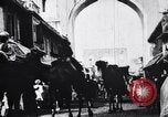 Standbild Kamele Ochsenkarren und ein Elefant bewegen in einer Straße Indien, 1953, aus Sekunde 26 historischem Filmmaterial Videoclip 65675028604
