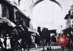 Standbild Kamele Ochsenkarren und ein Elefant bewegen in einer Straße Indien, 1953, aus Sekunde 27 historischem Filmmaterial Videoclip 65675028604
