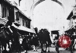 Standbild Kamele Ochsenkarren und ein Elefant bewegen in einer Straße Indien, 1953, aus Sekunde 28 historischem Filmmaterial Videoclip 65675028604