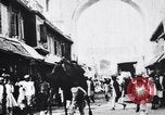 Standbild Kamele Ochsenkarren und ein Elefant bewegen in einer Straße Indien, 1953, aus Sekunde 30 historischem Filmmaterial Videoclip 65675028604