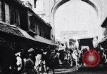 Standbild Kamele Ochsenkarren und ein Elefant bewegen in einer Straße Indien, 1953, aus Sekunde 33 historischem Filmmaterial Videoclip 65675028604