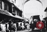Standbild Kamele Ochsenkarren und ein Elefant bewegen in einer Straße Indien, 1953, aus Sekunde 35 historischem Filmmaterial Videoclip 65675028604