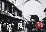 Standbild Kamele Ochsenkarren und ein Elefant bewegen in einer Straße Indien, 1953, aus Sekunde 36 historischem Filmmaterial Videoclip 65675028604