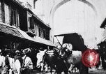 Standbild Kamele Ochsenkarren und ein Elefant bewegen in einer Straße Indien, 1953, aus Sekunde 37 historischem Filmmaterial Videoclip 65675028604