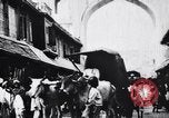 Standbild Kamele Ochsenkarren und ein Elefant bewegen in einer Straße Indien, 1953, aus Sekunde 38 historischem Filmmaterial Videoclip 65675028604