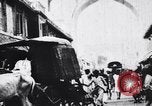 Standbild Kamele Ochsenkarren und ein Elefant bewegen in einer Straße Indien, 1953, aus Sekunde 40 historischem Filmmaterial Videoclip 65675028604