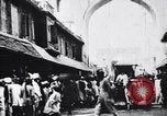 Standbild Kamele Ochsenkarren und ein Elefant bewegen in einer Straße Indien, 1953, aus Sekunde 45 historischem Filmmaterial Videoclip 65675028604