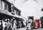 Standbild Kamele Ochsenkarren und ein Elefant bewegen in einer Straße Indien, 1953, aus Sekunde 46 historischem Filmmaterial Videoclip 65675028604