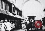 Standbild Kamele Ochsenkarren und ein Elefant bewegen in einer Straße Indien, 1953, aus Sekunde 48 historischem Filmmaterial Videoclip 65675028604