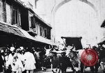 Standbild Kamele Ochsenkarren und ein Elefant bewegen in einer Straße Indien, 1953, aus Sekunde 49 historischem Filmmaterial Videoclip 65675028604