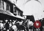 Standbild Kamele Ochsenkarren und ein Elefant bewegen in einer Straße Indien, 1953, aus Sekunde 50 historischem Filmmaterial Videoclip 65675028604