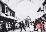 Standbild Kamele Ochsenkarren und ein Elefant bewegen in einer Straße Indien, 1953, aus Sekunde 55 historischem Filmmaterial Videoclip 65675028604
