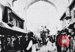 Standbild Kamele Ochsenkarren und ein Elefant bewegen in einer Straße Indien, 1953, aus Sekunde 56 historischem Filmmaterial Videoclip 65675028604