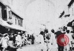 Standbild Kamele Ochsenkarren und ein Elefant bewegen in einer Straße Indien, 1953, aus Sekunde 58 historischem Filmmaterial Videoclip 65675028604