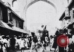 Standbild Kamele Ochsenkarren und ein Elefant bewegen in einer Straße Indien, 1953, aus Sekunde 60 historischem Filmmaterial Videoclip 65675028604