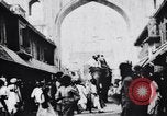 Standbild Kamele Ochsenkarren und ein Elefant bewegen in einer Straße Indien, 1953, aus Sekunde 61 historischem Filmmaterial Videoclip 65675028604
