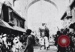 Standbild Kamele Ochsenkarren und ein Elefant bewegen in einer Straße Indien, 1953, aus Sekunde 62 historischem Filmmaterial Videoclip 65675028604