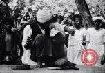 Standbild Mungo kämpfen mit einem Hooded cobra Snake Indien, 1953, aus Sekunde 5 historischem Filmmaterial Videoclip 65675028605