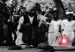 Standbild Mungo kämpfen mit einem Hooded cobra Snake Indien, 1953, aus Sekunde 6 historischem Filmmaterial Videoclip 65675028605