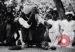 Standbild Mungo kämpfen mit einem Hooded cobra Snake Indien, 1953, aus Sekunde 15 historischem Filmmaterial Videoclip 65675028605