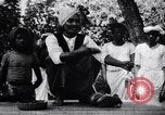 Standbild Mungo kämpfen mit einem Hooded cobra Snake Indien, 1953, aus Sekunde 25 historischem Filmmaterial Videoclip 65675028605