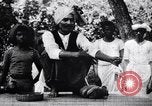 Standbild Mungo kämpfen mit einem Hooded cobra Snake Indien, 1953, aus Sekunde 26 historischem Filmmaterial Videoclip 65675028605
