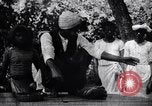 Standbild Mungo kämpfen mit einem Hooded cobra Snake Indien, 1953, aus Sekunde 29 historischem Filmmaterial Videoclip 65675028605