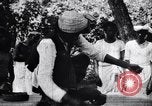 Standbild Mungo kämpfen mit einem Hooded cobra Snake Indien, 1953, aus Sekunde 48 historischem Filmmaterial Videoclip 65675028605