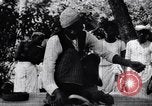 Standbild Mungo kämpfen mit einem Hooded cobra Snake Indien, 1953, aus Sekunde 50 historischem Filmmaterial Videoclip 65675028605