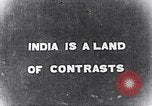 Immagine di Popolo Indiano e animali India, 1947, secondo 8 filmato di repertorio 65675028609