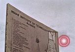 Image Les civils indiens reçoivent l'enseignement de contrôle des naissances l'Inde, 1965, de la seconde 1 séquences d'archives historiques vidéo 65675028642