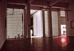 Image Les civils indiens reçoivent l'enseignement de contrôle des naissances l'Inde, 1965, de la seconde 17 séquences d'archives historiques vidéo 65675028642